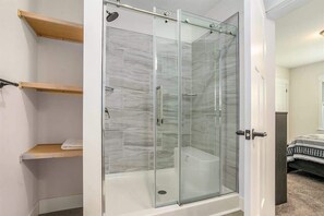 Een douche, een haardroger, handdoeken