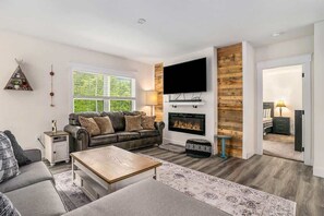 TV connectée, cheminée, lecteur de DVD