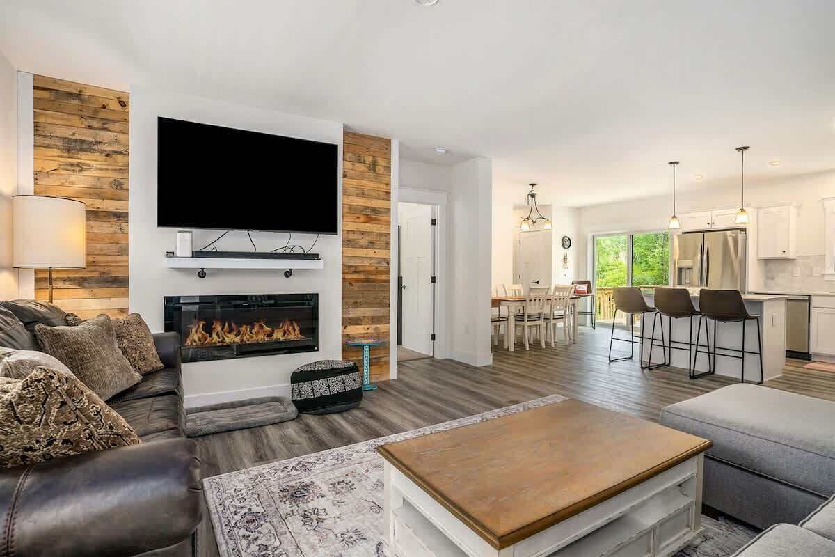 Smart TV, fireplace, DVD player