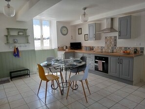 Dining - Gîte Privatif, Proche Nature et Plan D'eau (Châtelus-Malvaleix)