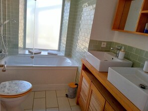 Eco-friendly toiletries, hair dryer, towels, soap - Gîte Privatif, Proche Nature et Plan D'eau (Châtelus-Malvaleix)