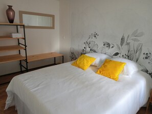 2 bedrooms, desk, iron/ironing board, travel crib - Gîte Privatif, Proche Nature et Plan D'eau (Châtelus-Malvaleix)