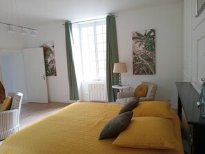 2 Schlafzimmer, Schreibtisch, Bügeleisen/Bügelbrett, Reisekinderbett