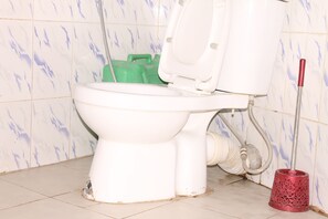 Douche, douche à « effet pluie », peignoirs, chaussons