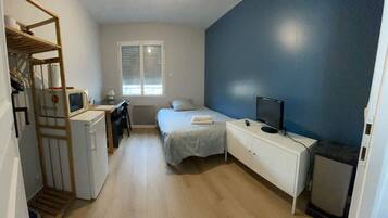 5 bedrooms, iron/ironing board, free WiFi, bed sheets