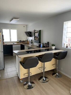 Réfrigérateur, micro-ondes, four, lave-vaisselle