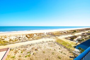 Condo, 1 quarto | Praia | Na praia 