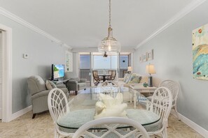 Appart'hôtel, 2 chambres | Restauration dans la chambre