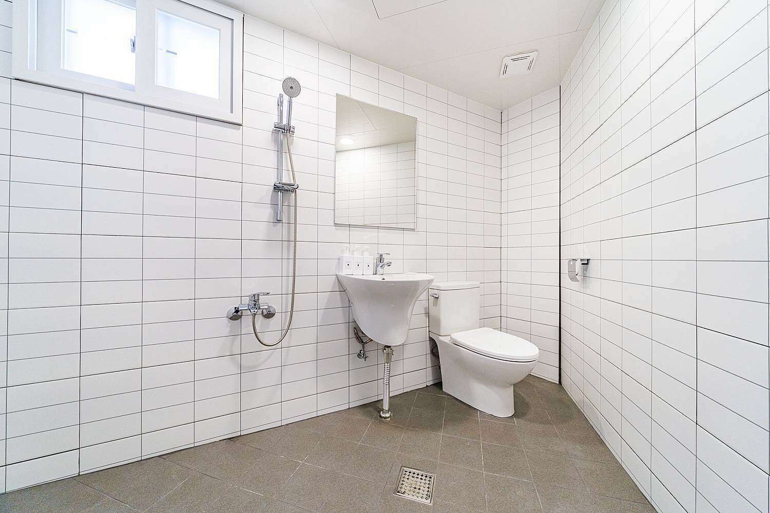 Basic Quadruple Room | Bathroom | Free toiletries, hair dryer, slippers