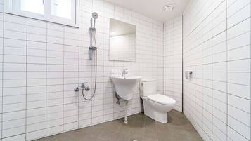 Artículos de tocador gratuitos, secador de pelo, pantuflas