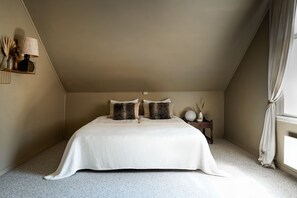 8 bedrooms, WiFi, bed sheets