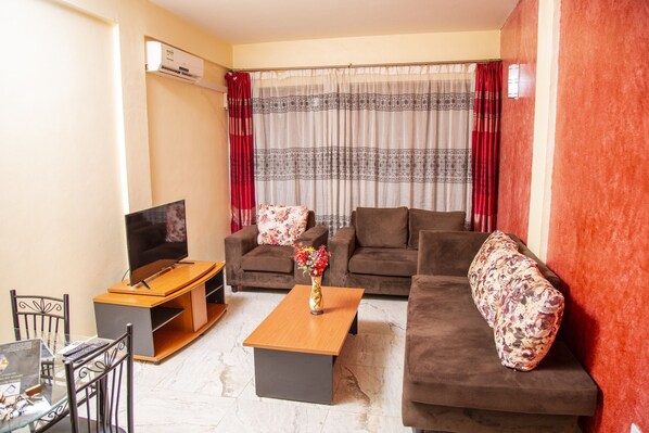 Superior Apartment | Living area | 42-inch flat-screen TV with satellite channels - Hidden Treasure Hotel Entebbe (Entebbe)