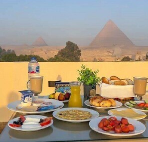 Free daily continental breakfast - Royal Crown Hotel Giza Pyramids View (Giza)