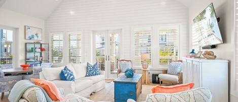 Téléviseur connecté, lecteur de DVD, livres, sélection de films