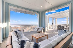 Smart-tv, dvd-spelare, böcker och ett filmbibliotek