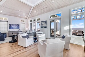 Smart-tv, dvd-spelare, böcker och ett filmbibliotek