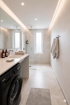 Douche, sĂšche-cheveux, serviettes fournies, savon