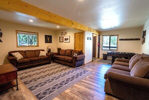 Télévision, cheminée, baby-foot