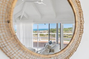 テレビ、DVD プレーヤー、書庫