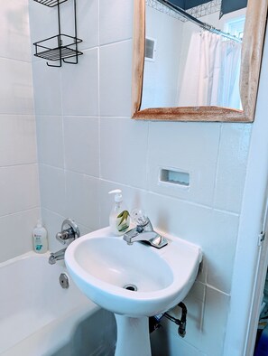 Sèche-cheveux, serviettes fournies, savon, shampoing