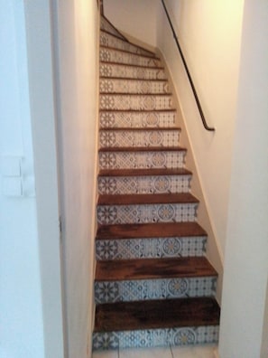 A staircase with patterned tiles and wooden steps. - LA CHAZOTTE HUT (Bussière-Dunoise)