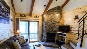 Smart TV, fireplace, DVD player, table football - Studio Loft  - Kitchenette, King bed ! (Durango)