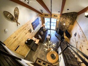 Smart TV, fireplace, DVD player, foosball - Studio Loft - Kitchenette, King bed ! (Durango)
