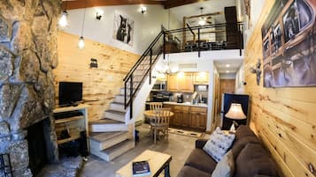 Smart TV, chimenea, reproductor de DVD y futbolito
