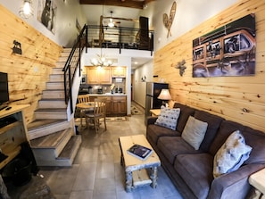 Smart TV, fireplace, DVD player, table football - Studio Loft  - Kitchenette, King bed ! (Durango)