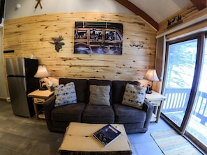 Smart-tv, een open haard, een dvd-speler en tafelvoetbal