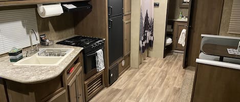 Réfrigérateur, micro-ondes, four, cafetiÚre/bouilloire