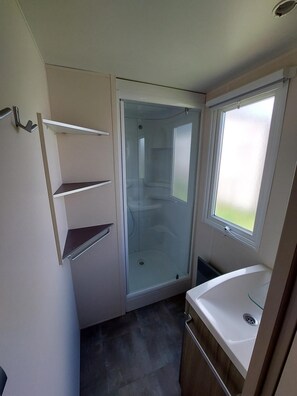 Dusche, Haartrockner, Seife, Toilettenpapier