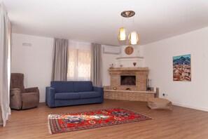 Smart TV, fireplace