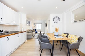 Interior - Stylish 2-Bedroom House with Garden & 2 Smart TVs – A Rare London Gem! (London)