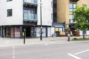 Exterior - Stylish 2-Bedroom House with Garden & 2 Smart TVs – A Rare London Gem! (London)