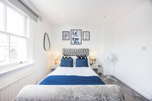 2 bedrooms, desk, iron/ironing board, travel cot - Stylish 2-Bedroom House with Garden & 2 Smart TVs – A Rare London Gem! (London)