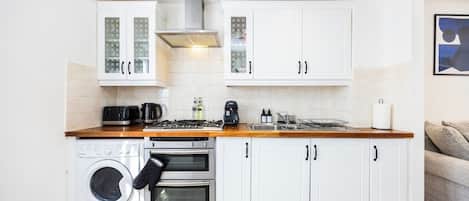 Refrigerador, microondas, horno, placa de cocina