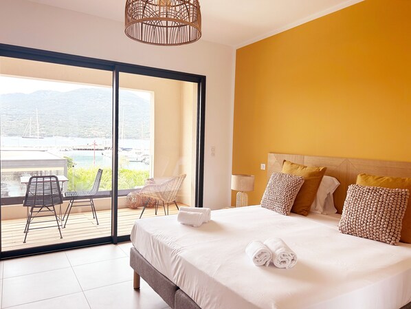 أغطية فراش متميزة وخزنة داخل الغرفة وستائر تعتيم وتجهيزات عازلة للصوت