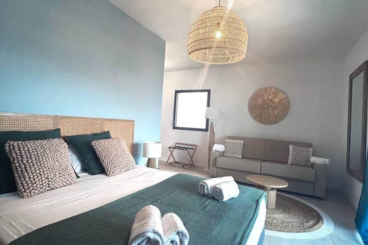 Executive kamer, 1 queensize bed met slaapbank, niet-roken, balkon | 1 slaapkamer, luxe beddengoed, een kluis op de kamer