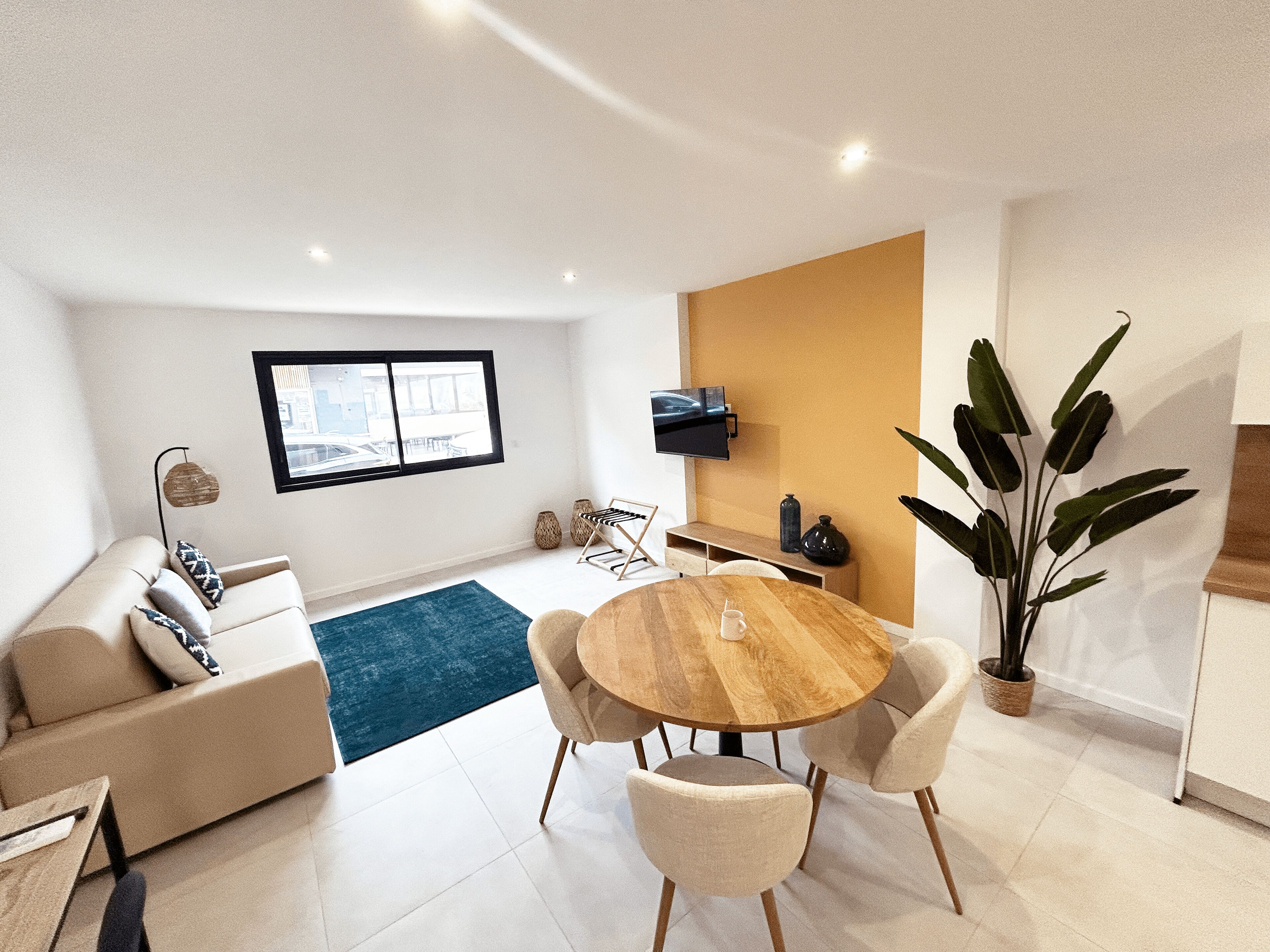 Familienapartment, 1 Queen-Bett und Schlafsofa, Erdgeschoss | Wohnbereich | LED-Fernseher