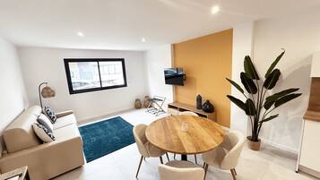 Familienapartment, 1 Queen-Bett und Schlafsofa, Erdgeschoss | Wohnbereich | LED-Fernseher