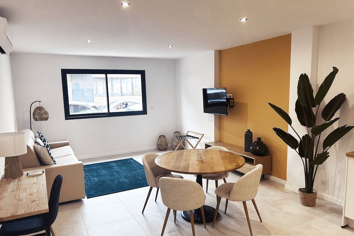 Familie appartement, 1 queensize bed met slaapbank, op benedenverdieping | Woonruimte | Een ledtelevisie