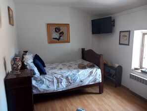 1 habitación, tabla de planchar con plancha, wifi y ropa de cama 