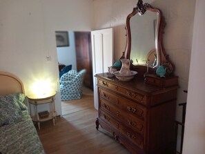 1 bedroom, iron/ironing board, WiFi, bed sheets - Chambre au Cœur D'un Village, Gastronomie et Soins Bien-être au Rendez-vous ! (Jonquières-Saint-Vincent)