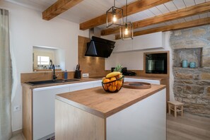 Geladeira, micro-ondas, fogão, lava-louças