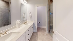 Douche, serviettes fournies