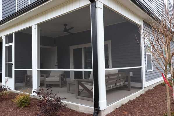 Enjoy peaceful evenings on the screened porch, perfect for morning coffee or sunset views. - Saw Mill Sunset Beach, NC | Saw Mill 90 - 10 D (Sunset Beach)