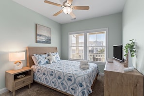 4 habitaciones, escritorio y tabla de planchar con plancha