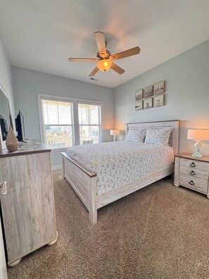 4 dormitorios, escritorio, tabla de planchar con plancha y cuna de viaje