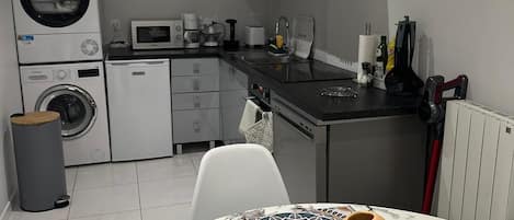 Réfrigérateur, four à micro-ondes, un four, surface de cuisson